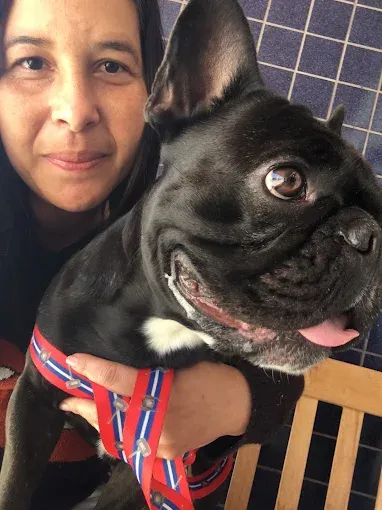 Tia Reh abraçada com um buldogue francês hóspede